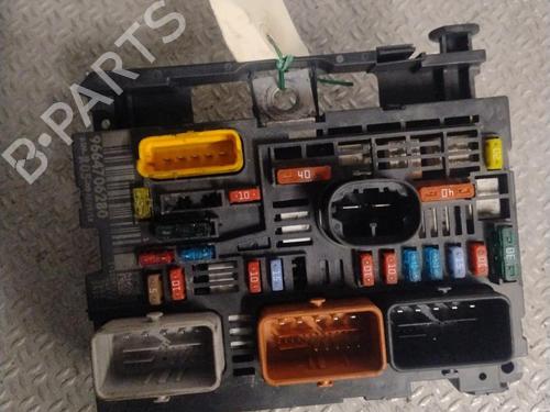 Used Fuse box Fuse box 38972008 38972008