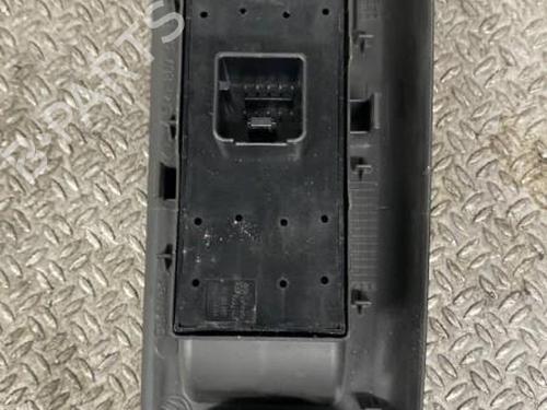 Used Left front window switch VW GOLF PLUS V (5M1, 521) 1.9 TDI (105 hp) 24101082