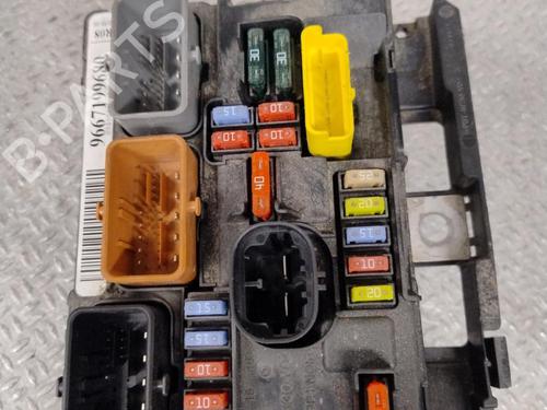 Used Fuse box Fuse box 39039065 39039065