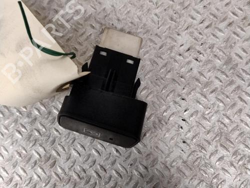 switch-toyota-auris-estate-_e18_-2013-2014-2015-2016-2017-2018-26450186 main image