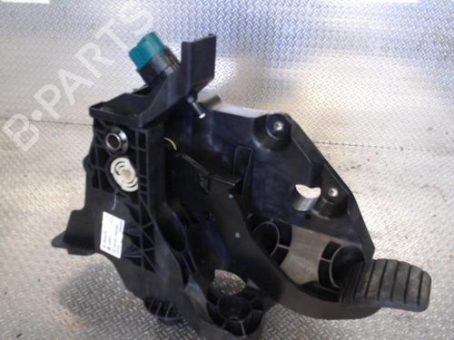 break-pedal-nissan-nv300-van-x82-2016-37595929 main image