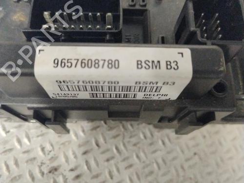 Used Fuse box PEUGEOT 206 CC (2D) 1.6 16V (2DNFUF, 2DNFUR) (109 hp) 28087627