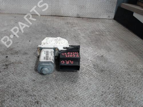 Rudehejsemotor bagstkærm venstre SEAT TOLEDO II (1M2) 1.9 TDI (110 hp) 24077536