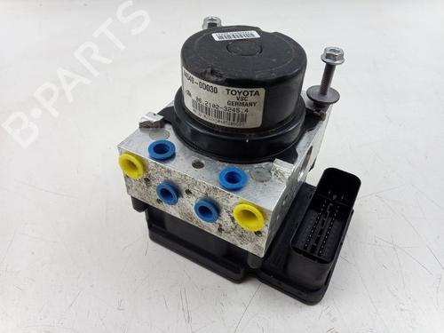 Used ABS pump TOYOTA YARIS (_P13_) 1.3 (NSP130_, NSP130) (99 hp) 29925335