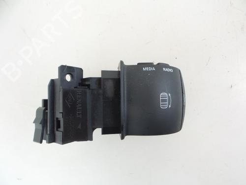 Used Steering wheel controls RENAULT MEGANE III Grandtour (KZ0/1) 1.5 dCi (KZ09, KZ0D, KZ1G, KZ29, KZ14, KZ1W, KZ10, KZ1F,... (110 hp) 22477246