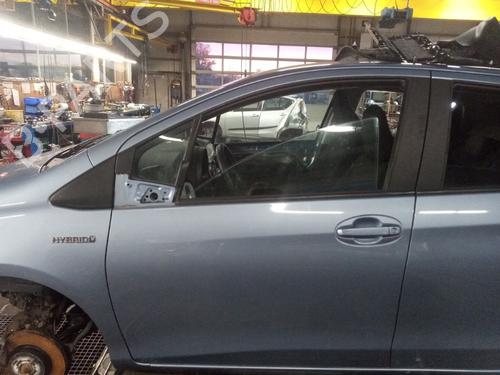 Dør venstre fortil TOYOTA YARIS (_P13_) 1.5 Hybrid (NHP130_, NHP130) (101 hp) 31138021