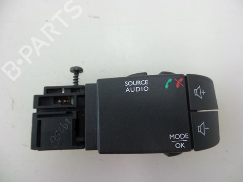 Used Steering wheel controls RENAULT CAPTUR I (J5_, H5_) 1.5 dCi 90 (J5N4, J5M5, J5MW, J5M6, J5AL, J5AJ) (90 hp) 22490582