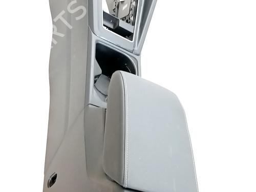 Used Armrest / Center console Armrest / Center console VW GOLF VIII (CD1, DA1) 2.0 TDI (116 hp) 35752595 35752595