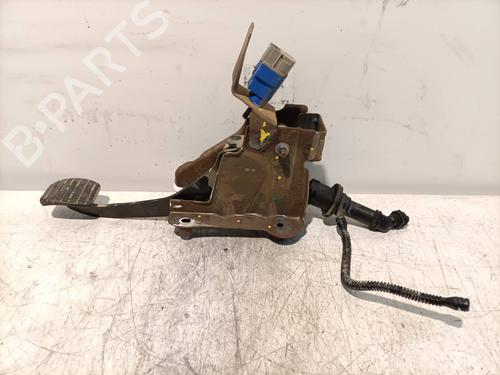 Used Clutch pedal DACIA SANDERO II TCe 90 (B8M1, B8MA, B8AC) (90 hp) 25455326