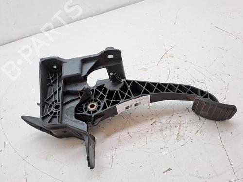 Used Clutch pedal DACIA SANDERO II 1.0 SCe 75 (B8JC, B8JD, B8NC) (73 hp) 24108195