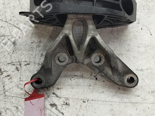 Used Engine mount Engine mount PEUGEOT 2008 II (UD_, US_, UY_, UJ_, UR_, UC_) 1.2 PureTech 100 (USHNK) (101 hp) 39741097 39741097