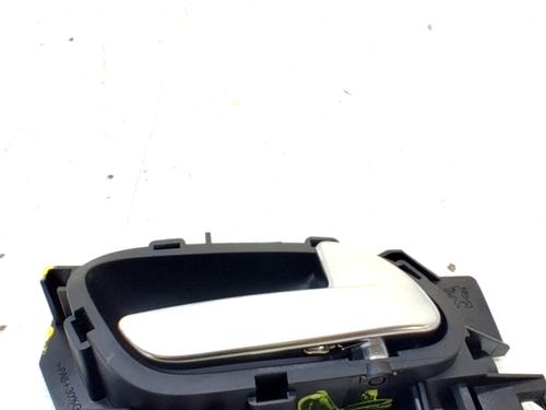 Maneta interior trasera derecha PEUGEOT 2008 I (CU_) 1.5 BlueHDI 120 (120 hp) 32106030