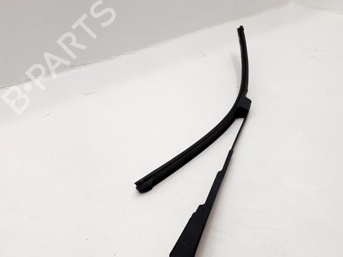 Used Front windshield wiper arm HONDA JAZZ V (GR_, GS_) 1.5 eHEV (GR3, GR6) (109 hp) 31351881
