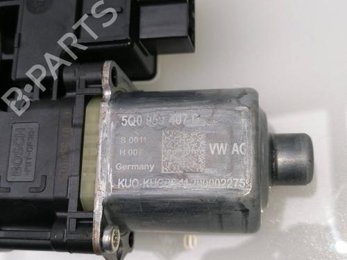 Rudehejsemotor bagstkærm venstre VW POLO VI (AW1, BZ1, AE1) 1.0 TSI (95 hp) 23405597