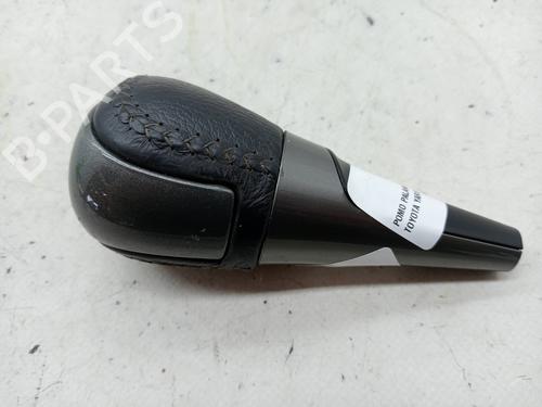 Used Shift knob TOYOTA YARIS (_P13_) 1.5 Hybrid (NHP130_, NHP130) (101 hp) 23351618