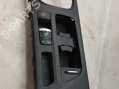 cupobject-holder-renault-megane-iv-hatchback-b9amn_-2015-36258209 main image