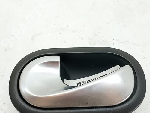 Venstre bagtil invendig håndtag Venstre bagtil invendig håndtag RENAULT CLIO III (BR0/1, CR0/1) 1.5 dCi (C/BR0G, C/BR1G) (68 hp) 39557752 39557752