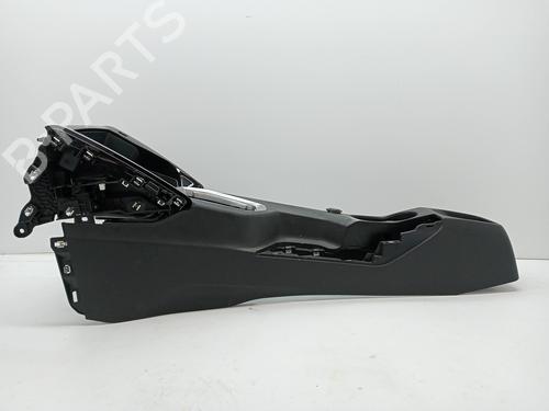 Used Armrest / Center console PEUGEOT 2008 II (UD_, US_, UY_, UJ_, UR_, UC_) 1.2 PureTech 100 (USHNK) (101 hp) 23346120