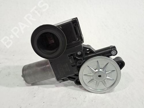 Rudehejsemotor bagstkærm venstre TOYOTA YARIS (_P21_, _PA1_, _PH1_) 1.5 Hybrid (MXPH10, MXPH11) (116 hp) 29024161