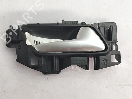 Højre fortil invendig håndtag Højre fortil invendig håndtag PEUGEOT 2008 II (UD_, US_, UY_, UJ_, UR_, UC_) 1.2 PureTech 130 (USHNS, URHNS) (130 hp) 36016353 36016353
