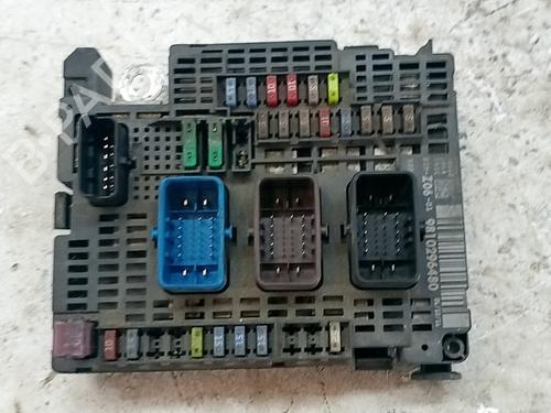 Used Fuse box Fuse box 37289044 37289044