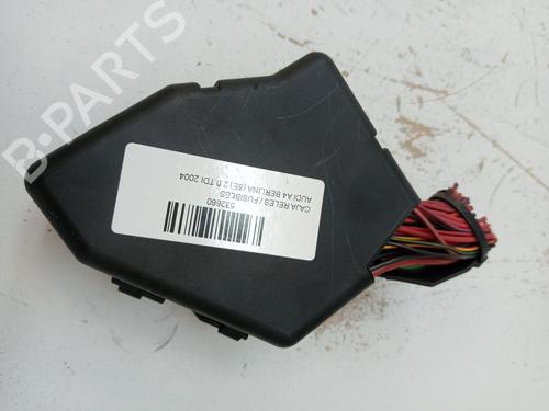 Boîte à Fusibles AUDI A4 B7 Avant (8ED) 2.0 TDI (170 hp) 23372424