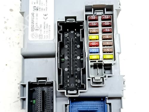 Caixa de fusíveis FIAT DOBLO Cargo (263_) 1.3 D Multijet (263WXU1A, 263ZXU1A, 263WYB1A, 263ZYB1A) (95 hp) 31700777