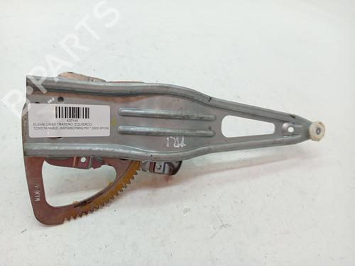 Rudehejsemekanisme venstre bagtil TOYOTA YARIS (_P9_) 1.3 VVT-i (SCP90_, SCP90R) (87 hp) 23356196