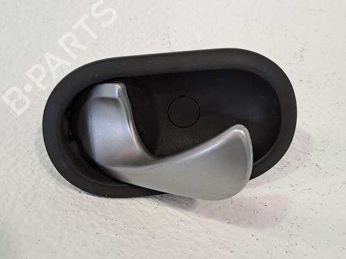 Venstre foran invendig håndtak RENAULT MODUS / GRAND MODUS (F/JP0_) 1.2 (JP0C, JP0K, FP0C, FP0K, FP0P, JP0P, JP0T) (75 hp) 24874273