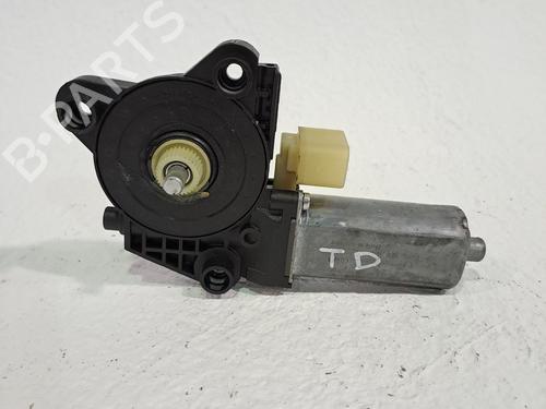 Rudehejsemotor bagstkærm højre MERCEDES-BENZ C-CLASS (W203) C 180 Kompressor (203.046) (143 hp) 23978229