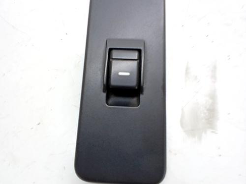 Used Right front window switch LAND ROVER DISCOVERY III (L319) 2.7 TD 4x4 (190 hp) 30561287