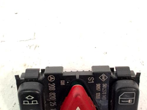 Used Warning switch Warning switch MERCEDES-BENZ CLK Convertible (A208) CLK 200 (208.435) (136 hp) 33772458 33772458