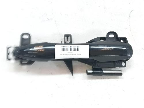front-right-exterior-door-handle-toyota-yaris-_p21_-_pa1_-_ph1_-2020-35752635 main image