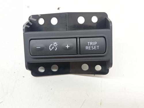 Used Switch NISSAN QASHQAI II (J11, J11_) 1.2 DIG-T (115 hp) 29228171