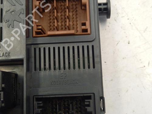 Used Fuse box Fuse box 22827845 22827845