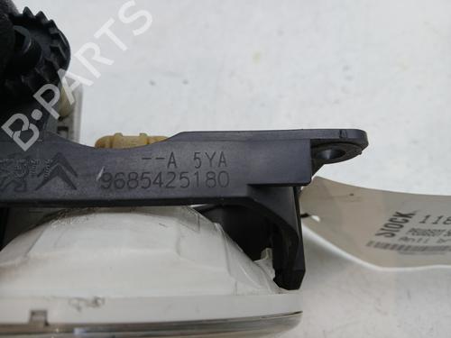 Used Right front fog light Right front fog light PEUGEOT 5008 (0U_, 0E_) 2.0 HDi (163 hp) 31581643 31581643