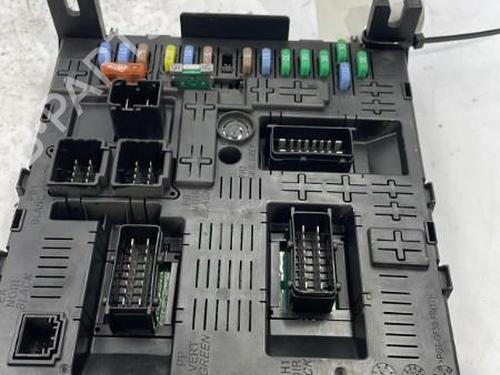 Used Fuse box Fuse box 22831553 22831553