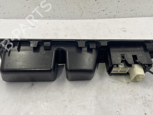 Used Right front window switch Right front window switch TOYOTA YARIS (_P13_) 1.5 Hybrid (NHP130_, NHP130) (101 hp) 25758224 25758224