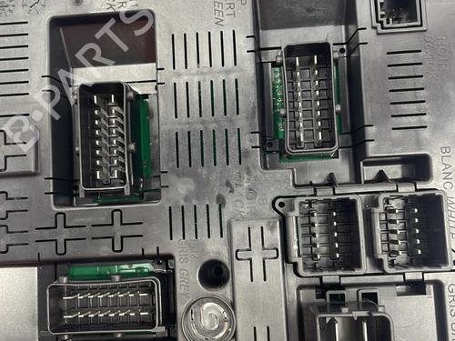 Used Fuse box Fuse box 22846269 22846269