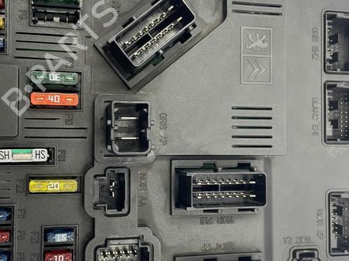 Used Fuse box Fuse box 22830985 22830985
