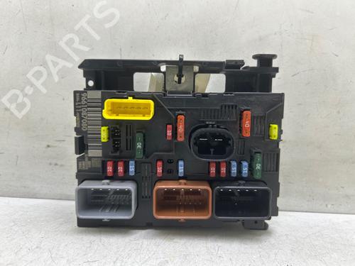 Used Fuse box Fuse box 39017681 39017681