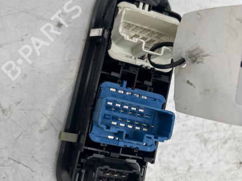 Comutador vidro frente esquerdo Comutador vidro frente esquerdo RENAULT CLIO III (BR0/1, CR0/1) 1.2 16V (103 hp) 39894158 39894158