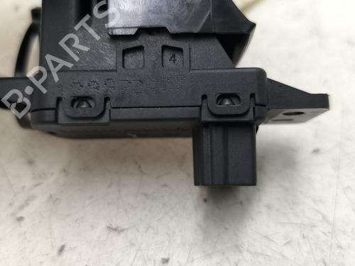 switch-renault-megane-iv-hatchback-b9amn_-2015-38008804 main image