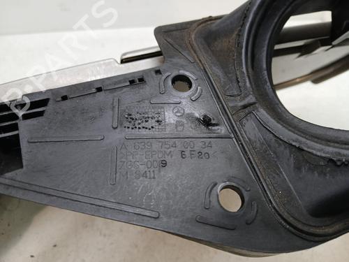 fuel-flap-mercedes-benz-vito-mixto-van-w639-2003-37733001 main image