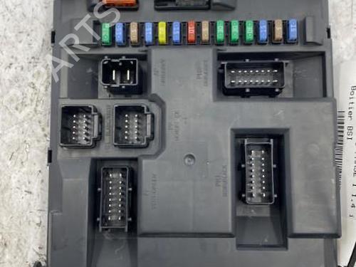 Used Fuse box Fuse box 22834708 22834708