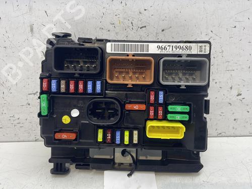 Boîte à Fusibles CITROËN C3 II (SC_) 1.2 VTi 82 (82 hp) 28156895
