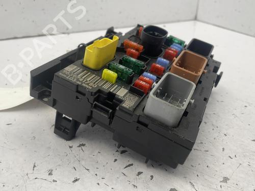 Used Fuse box Fuse box 22842133 22842133