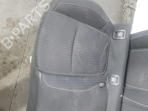 rear-seat-renault-megane-iv-hatchback-b9amn_-2015-30184175 main image