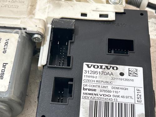 Używane Mechanizm podnoszenia szyby przedniej lewej Mechanizm podnoszenia szyby przedniej lewej VOLVO C70 II Convertible (542) D3 (150 hp) 37068101 37068101