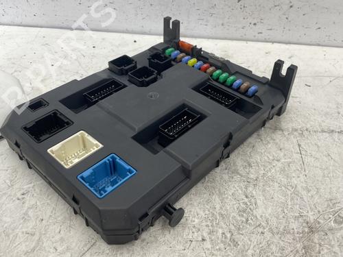 Used Fuse box Fuse box 24637185 24637185